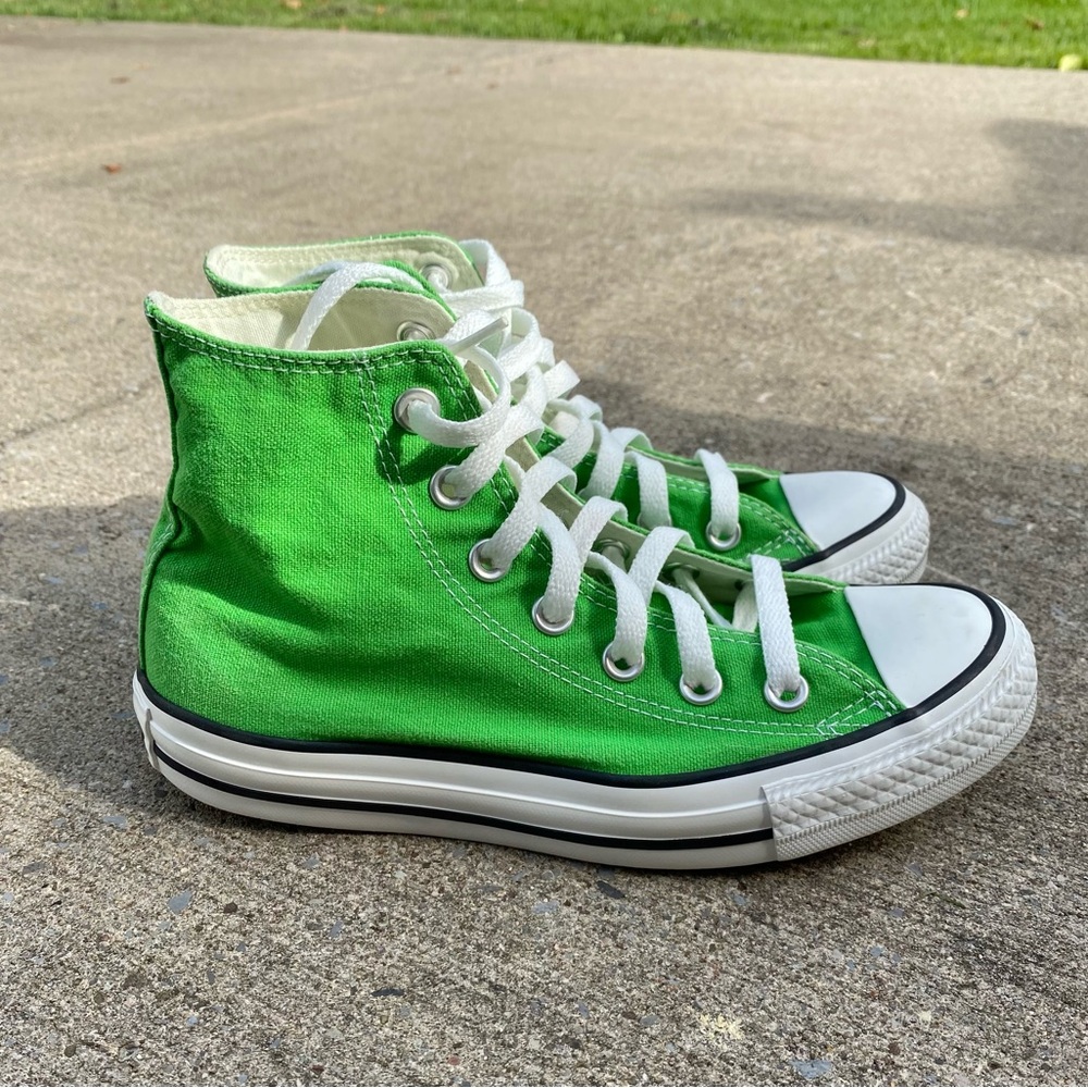Converse Women’s Kelly Green High Top Chuck Taylor Sneakers- Size 6